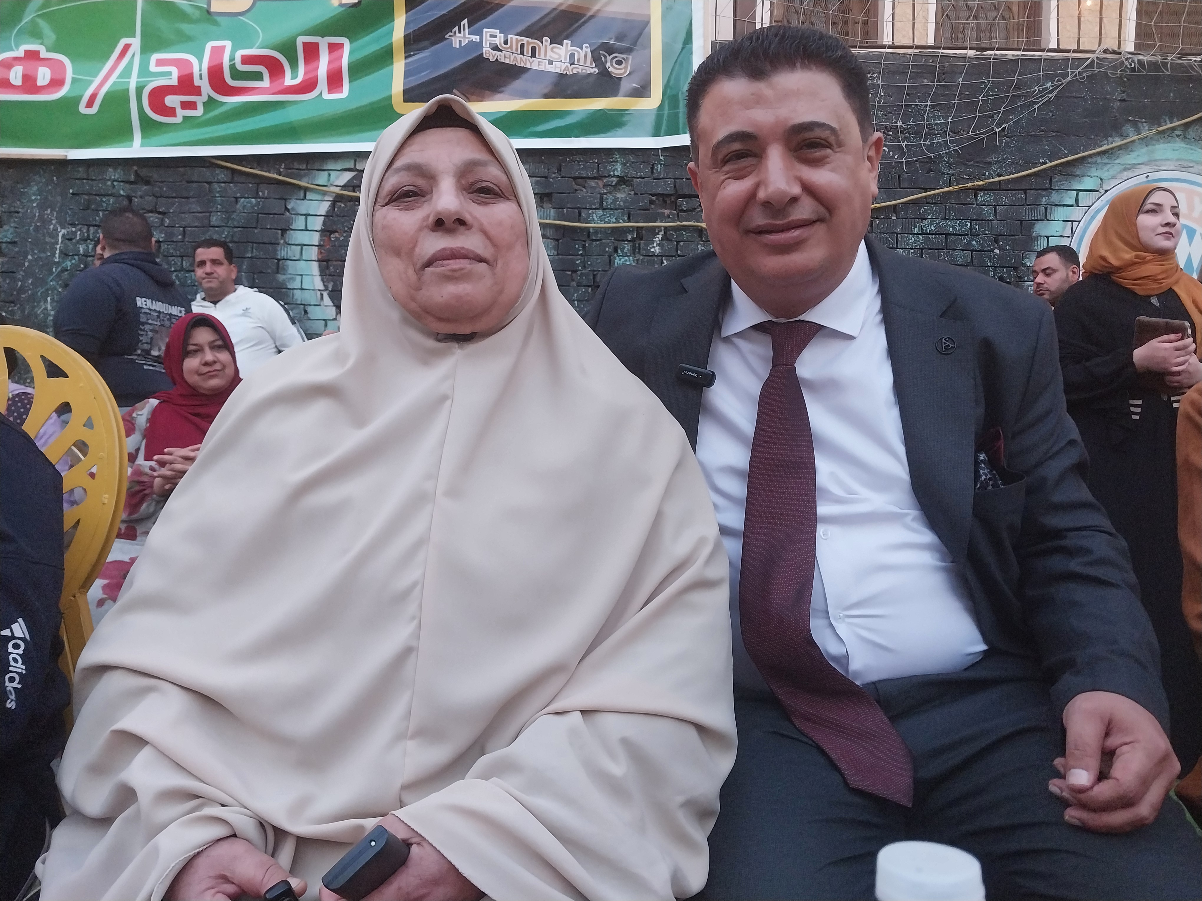 دمياطي يكرم معلمته في عيد الام دمياطي يكرم معلمته في عيد الام