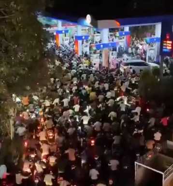 طوابير أمام محطات الوقود