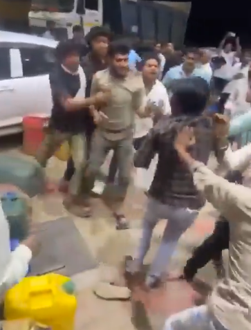 خناقة على أولوية الحصول على الدور