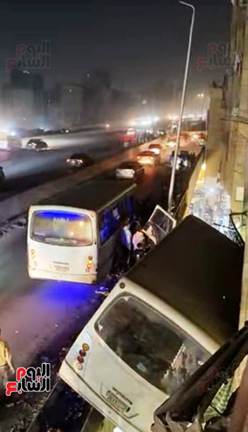 حادث تعلق أتوبيس بالطريق الدائرى (2)