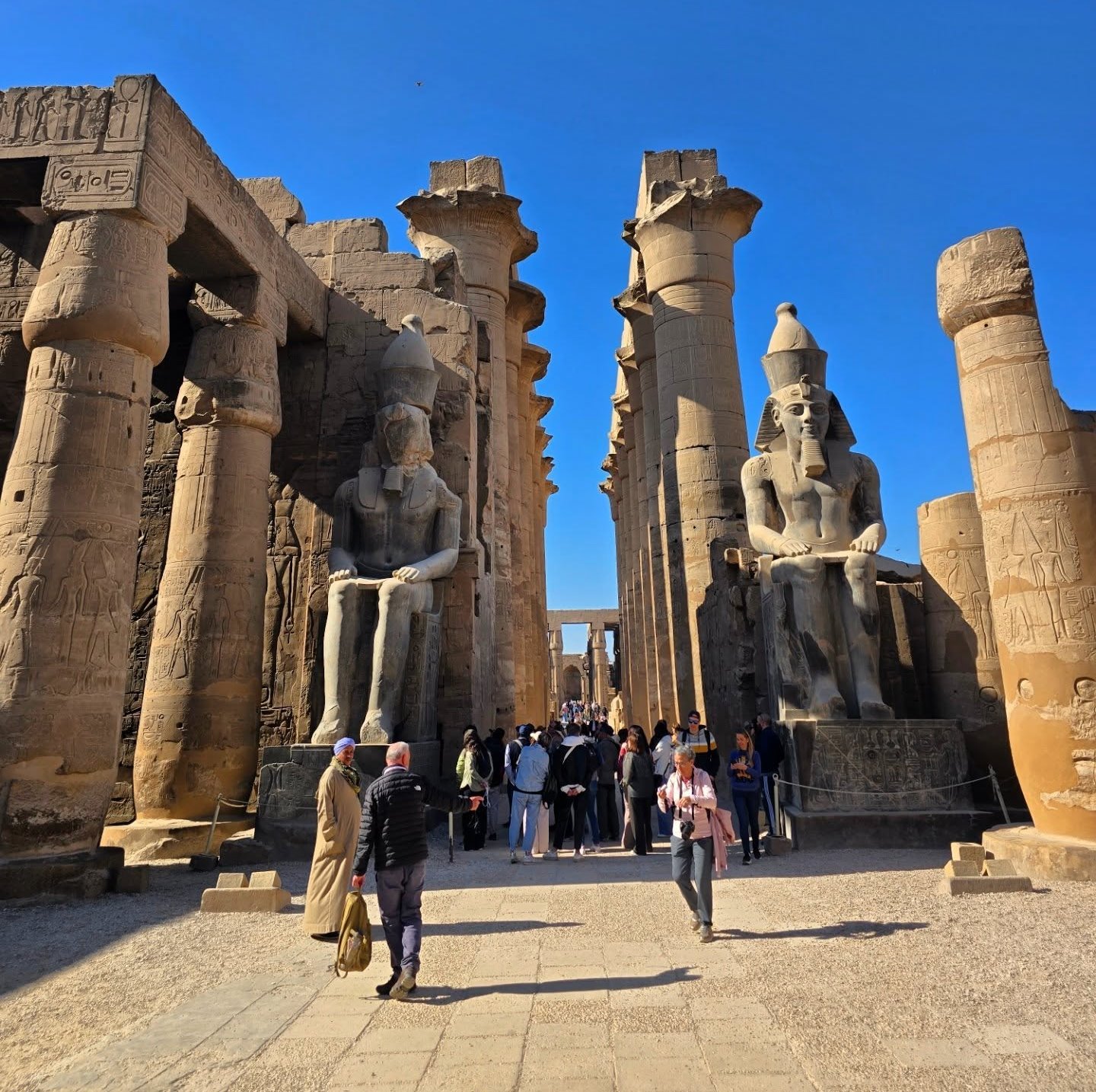 متعة السياح من حول العالم فى قلب معبد الأقصر متعة السياح من حول العالم فى قلب معبد الأقصر