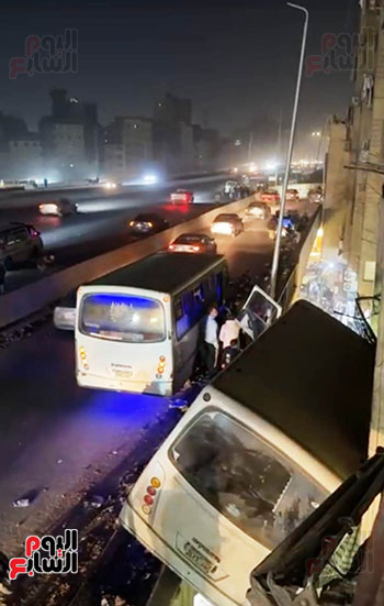 حادث تعلق أتوبيس بالطريق الدائرى (3)