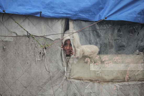 طفل فلسطينة ينظر من خيمة طفل فلسطينة ينظر من خيمة