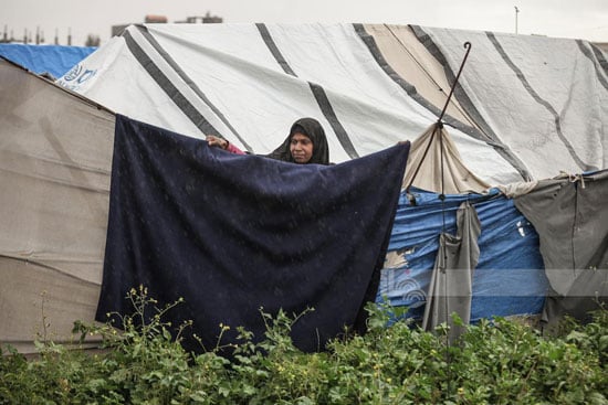 سيدة فلسطينة وسط الخيام سيدة فلسطينة وسط الخيام