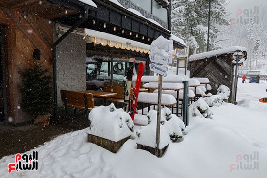 الثلج يكتسى المبانى والطرقات الثلج يكتسى المبانى والطرقات