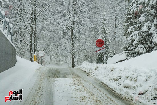 غلق الطرق منعا لحدوث الانهيارات الثلجية غلق الطرق منعا لحدوث الانهيارات الثلجية