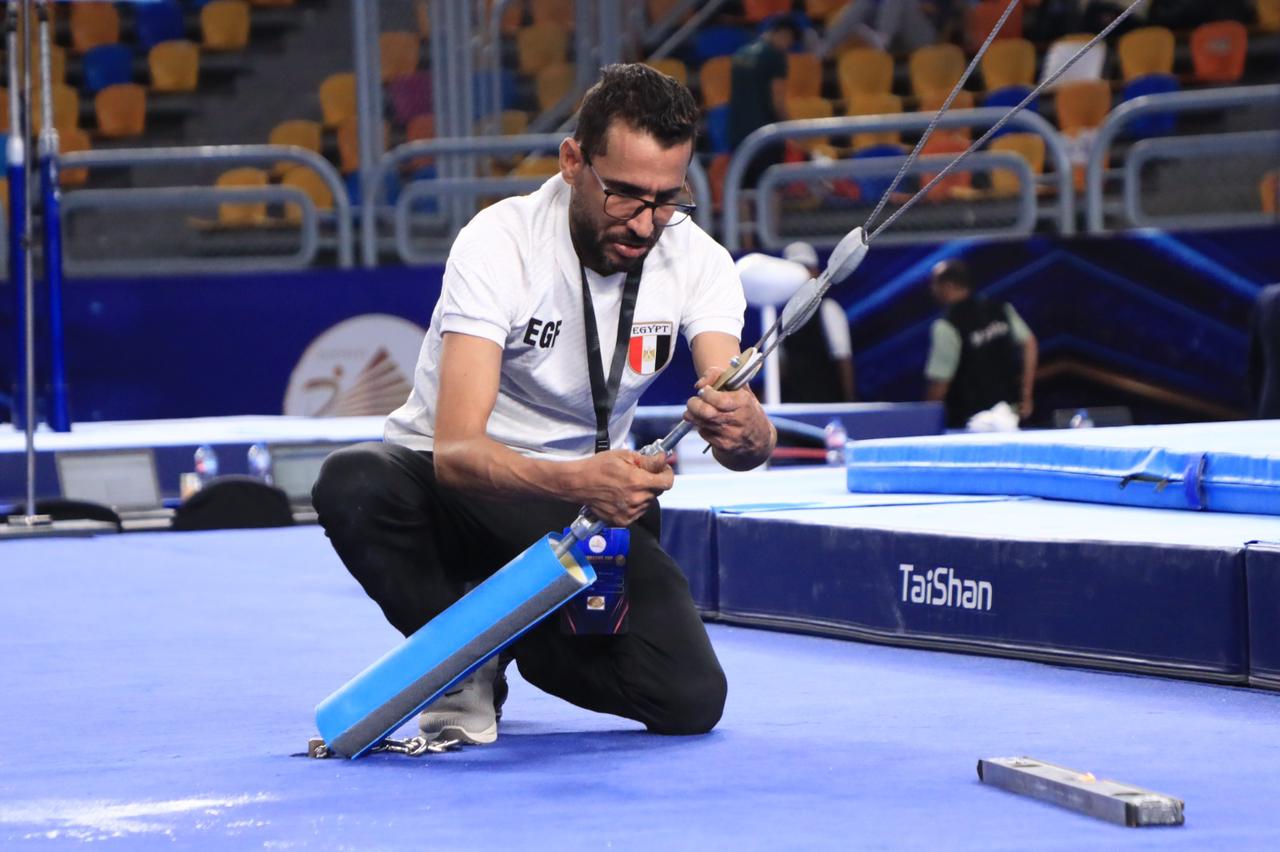 تركيب الأجهزة استعدادا لبطولة العالم للجمباز الفني (8)