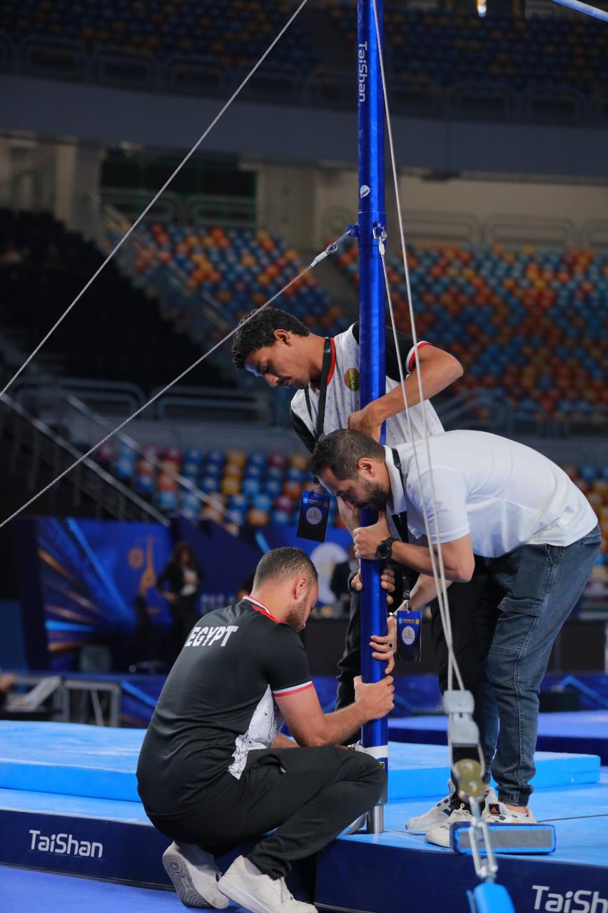 تركيب الأجهزة استعدادا لبطولة العالم للجمباز الفني (1)