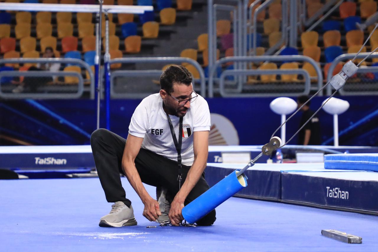 تركيب الأجهزة استعدادا لبطولة العالم للجمباز الفني (9)