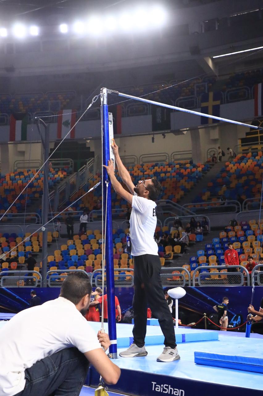 تركيب الأجهزة استعدادا لبطولة العالم للجمباز الفني (3)