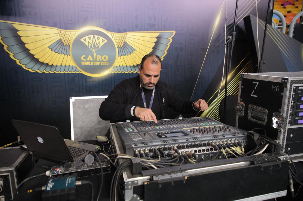 تركيب الأجهزة استعدادا لبطولة العالم للجمباز الفني (11)