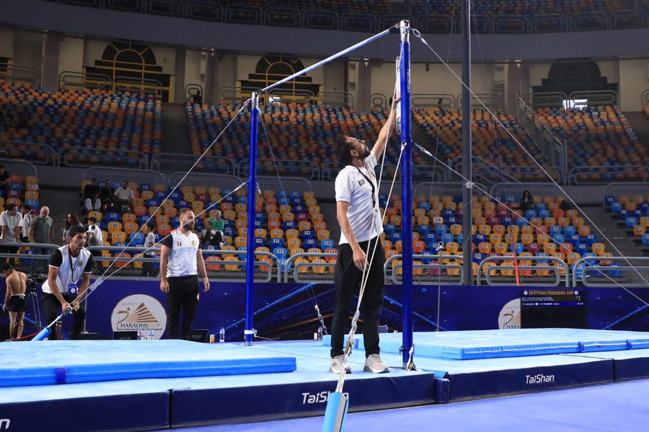 تركيب الأجهزة استعدادا لبطولة العالم للجمباز الفني (10)