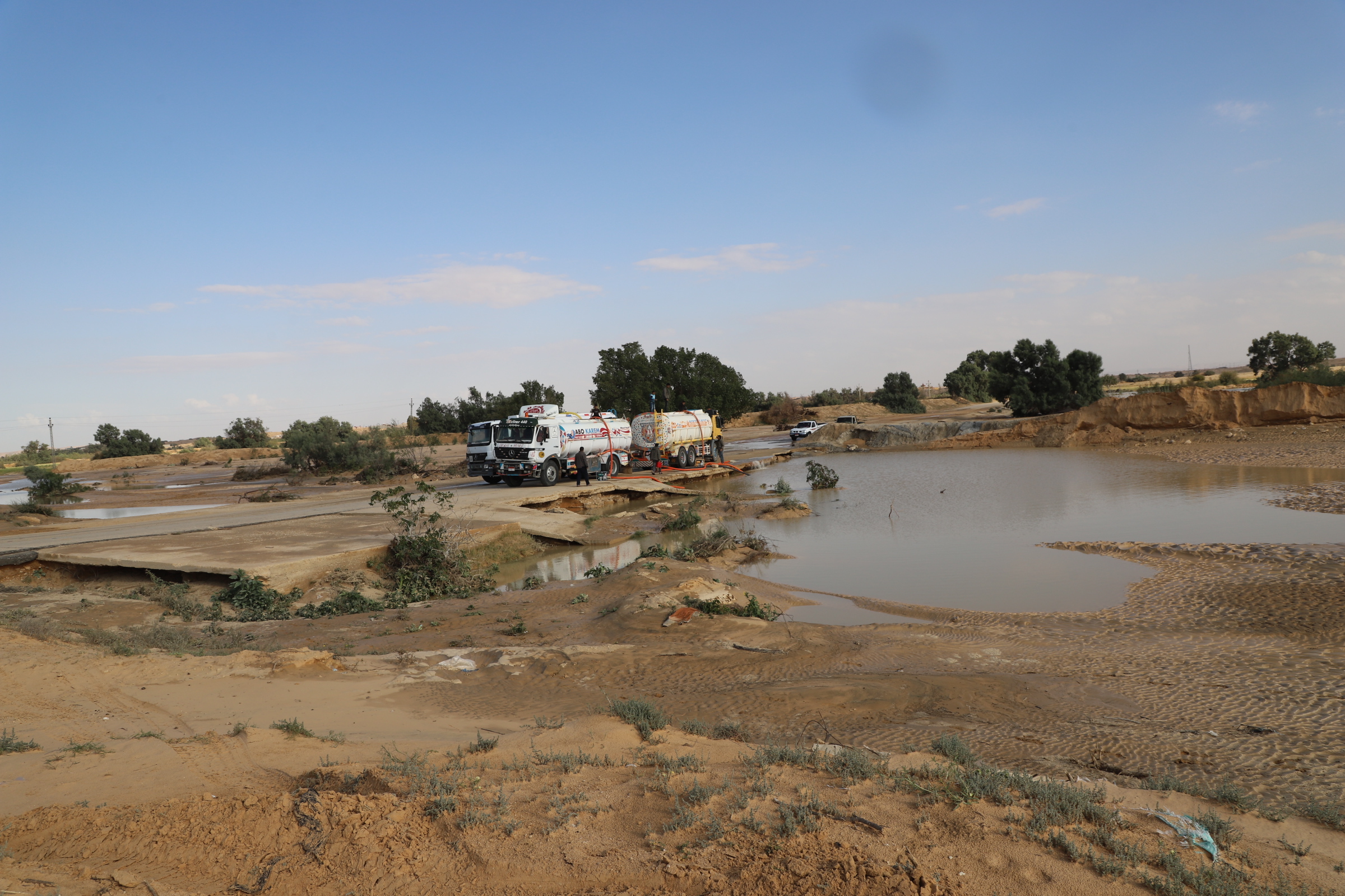 المواطنين يستخدمون مياه السيول .JPG المواطنين يستخدمون مياه السيول .JPG