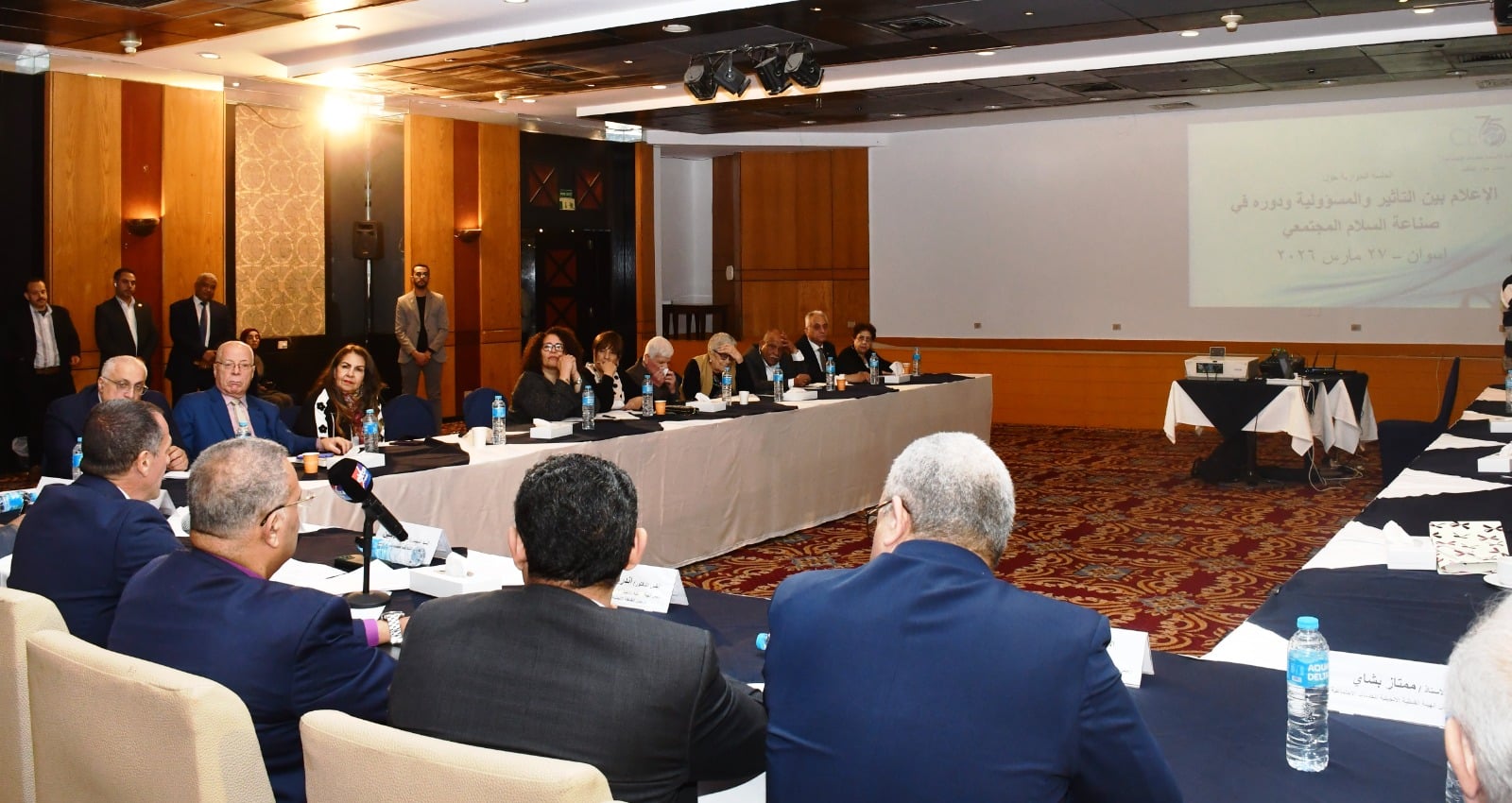 جانب من المائدة المستديرة جانب من المائدة المستديرة