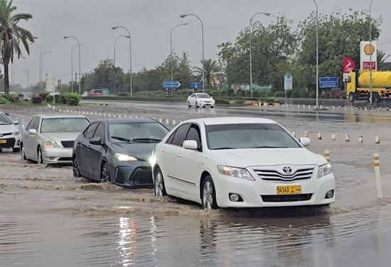 مياه الأمطار تغرق مدن عمان مياه الأمطار تغرق مدن عمان
