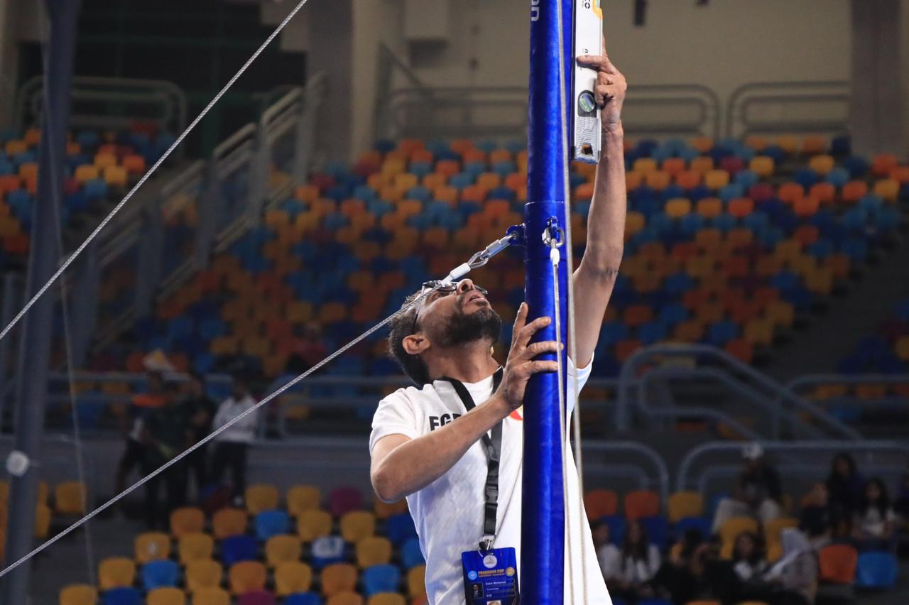 تركيب الأجهزة استعدادا لبطولة العالم للجمباز الفني (7)