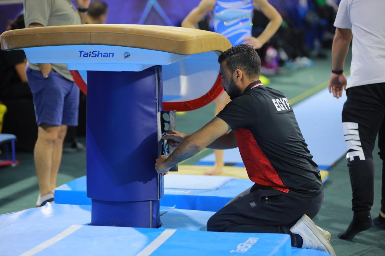 تركيب الأجهزة استعدادا لبطولة العالم للجمباز الفني (6)