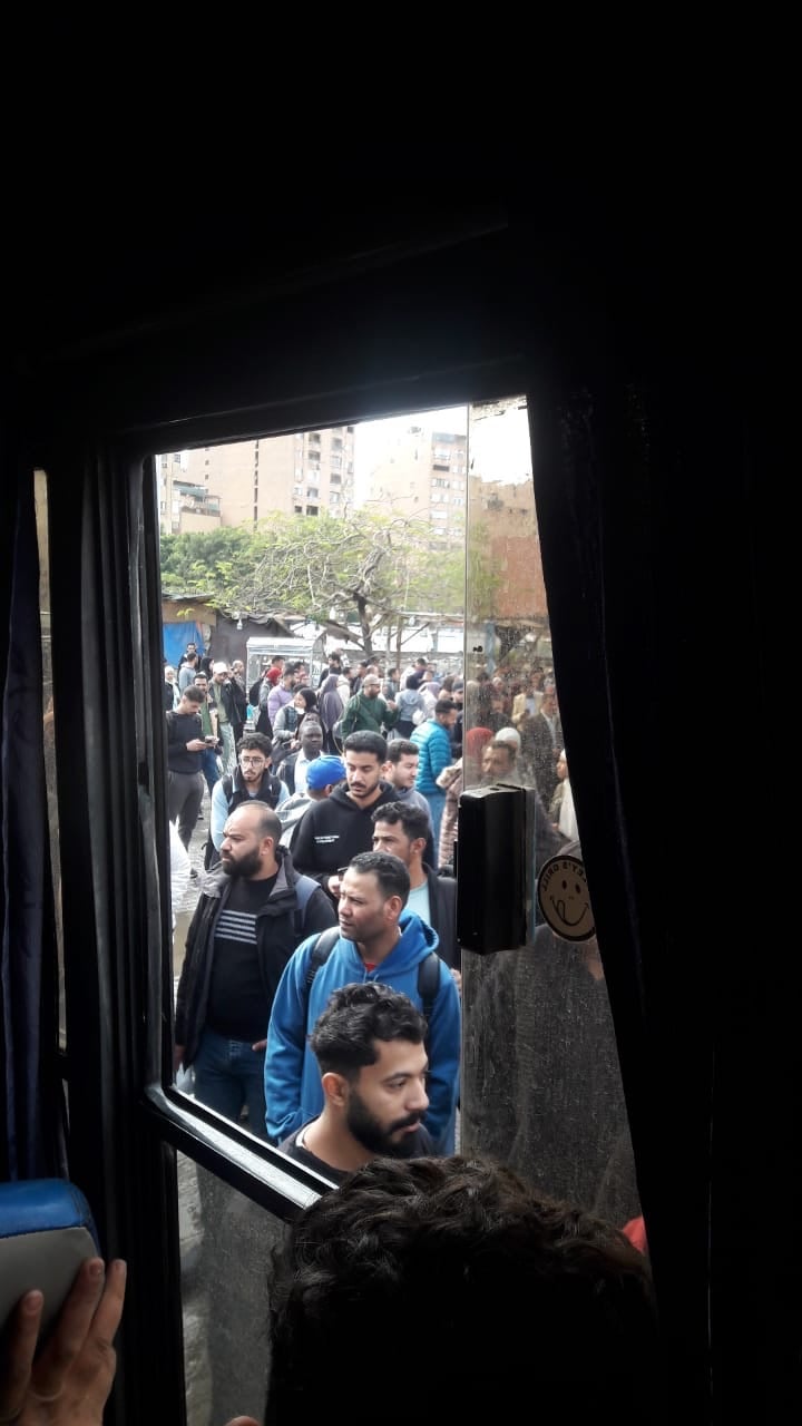 مواطنون فى الجيزة يشتكون من زحام شديد بموقف المنيب