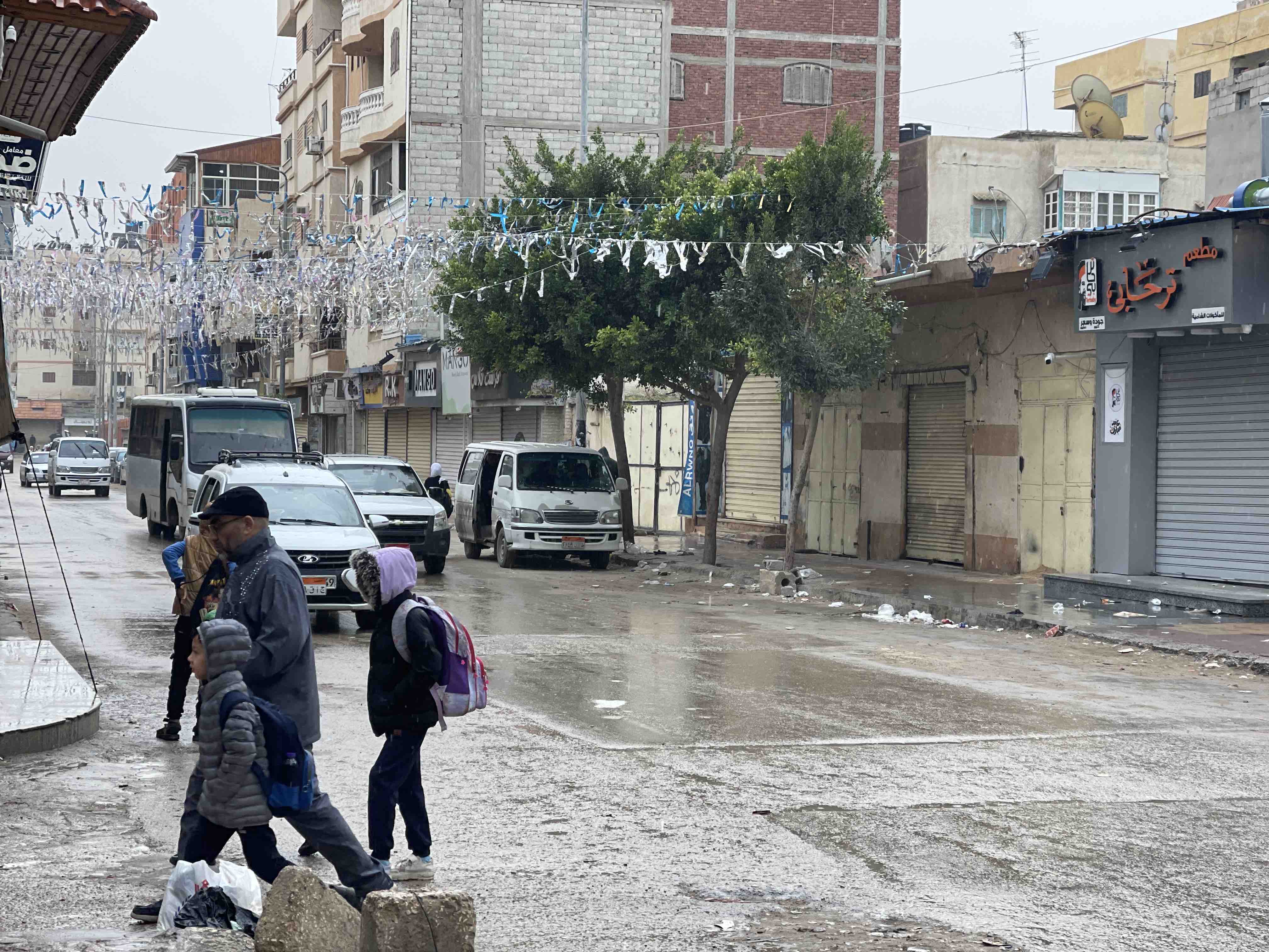 رغم الامطار الطلاب متجهين لمدارسهم