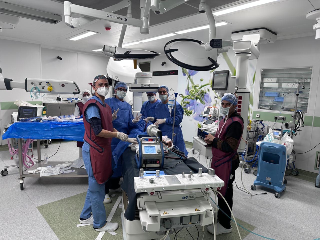 قصر العيني يعلن نجاح أول توصيل للإيكمو إلى الشريان الرئوي في مصر قصر العيني يعلن نجاح أول توصيل للإيكمو إلى الشريان الرئوي في مصر