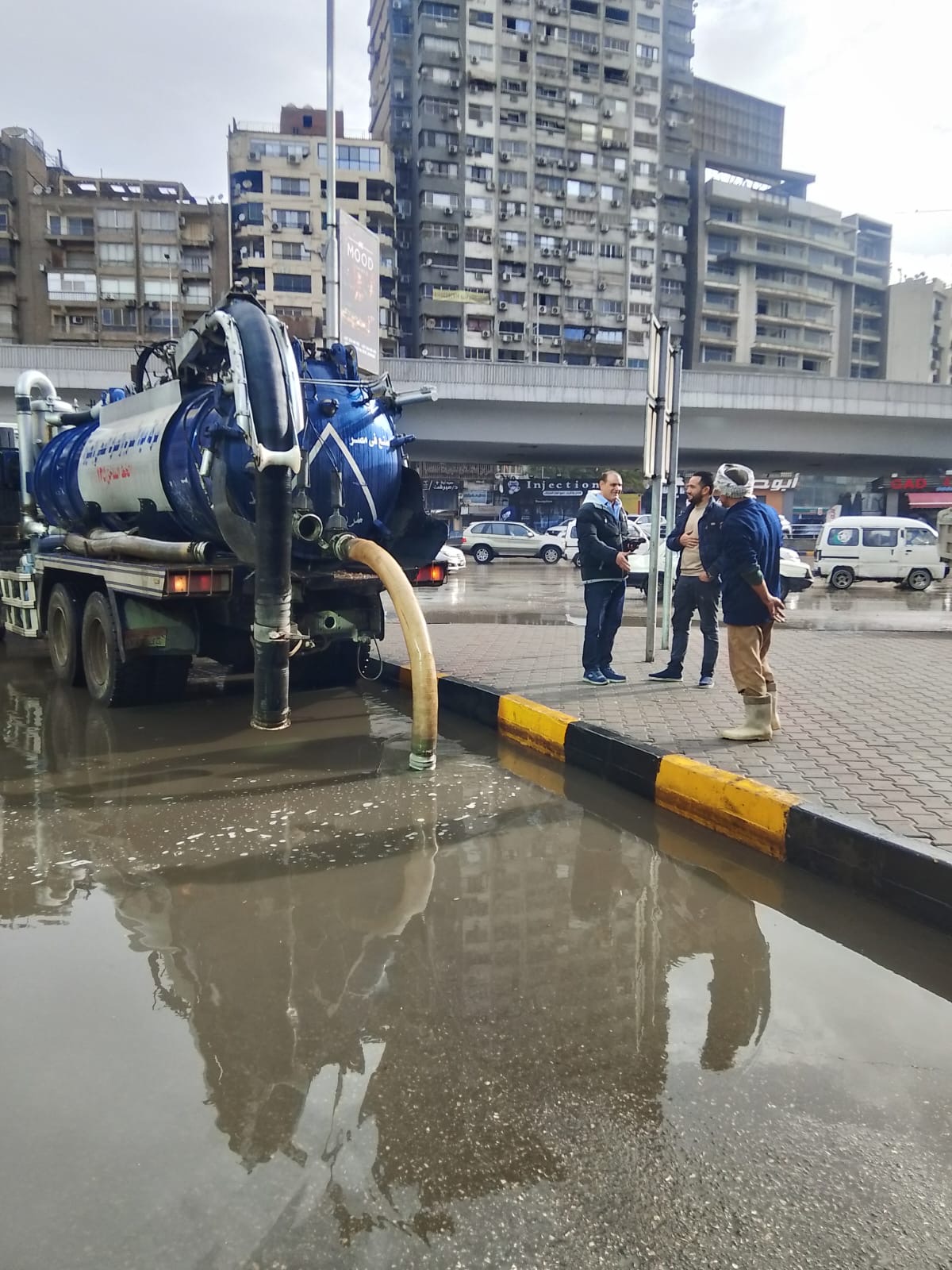 حى العجوزة يدفع بالمعدات وفرق العمل لرفع مياه الأمطار