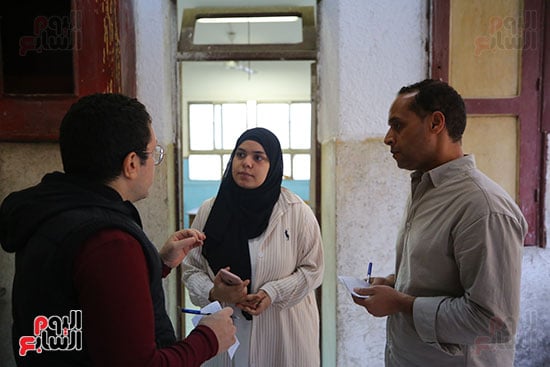 معلمة تشرح لليوم السابع عملها فى المدرسة