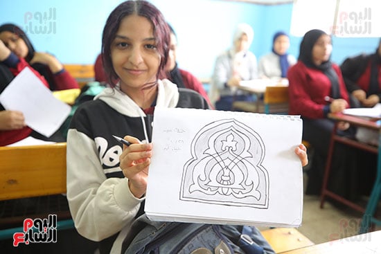 طالبات الخط العربى بمدرسة المنير