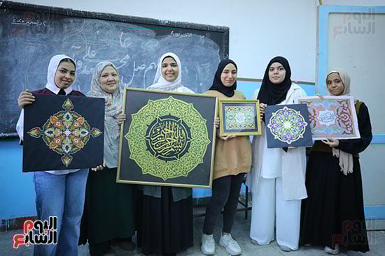 صورة تذكارية لطالبات المدرسة مع أعمالهن