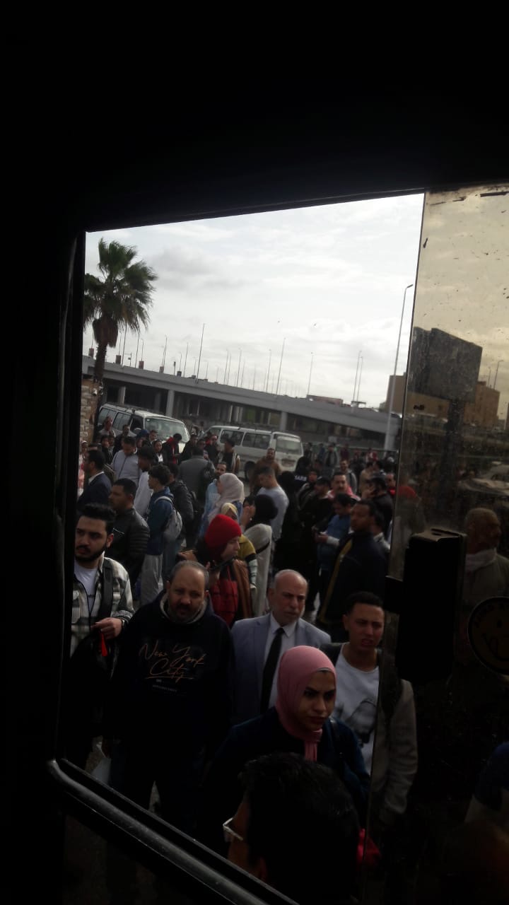 مواطنون فى الجيزة يشتكون من زحام شديد بموقف المنيب
