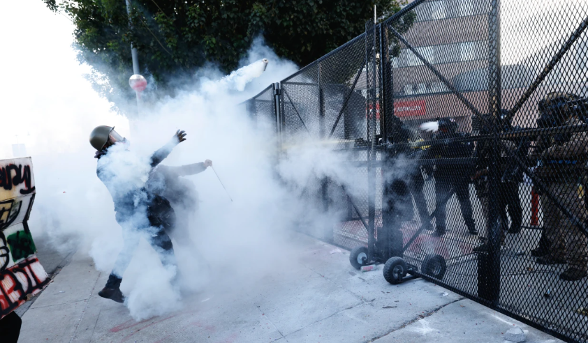 إطلاق القنابل على المتظاهرين