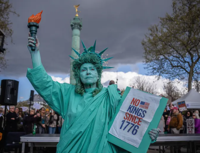 سيدة تتجسد في تمثل الحرية