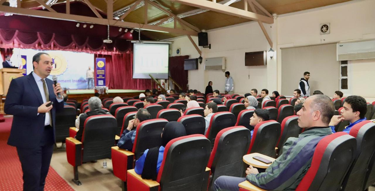 الدكتور عمرو عثمان يجرى حوارًا مفتوحًا مع طلاب الجامعات