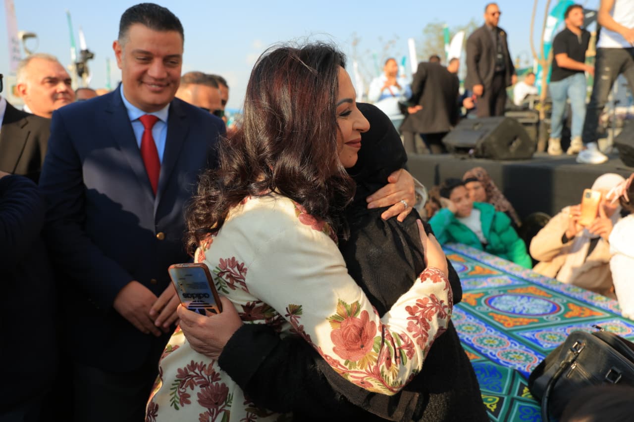 وزيرة التضامن الاجتماعى مع مستحقى الجمعيات