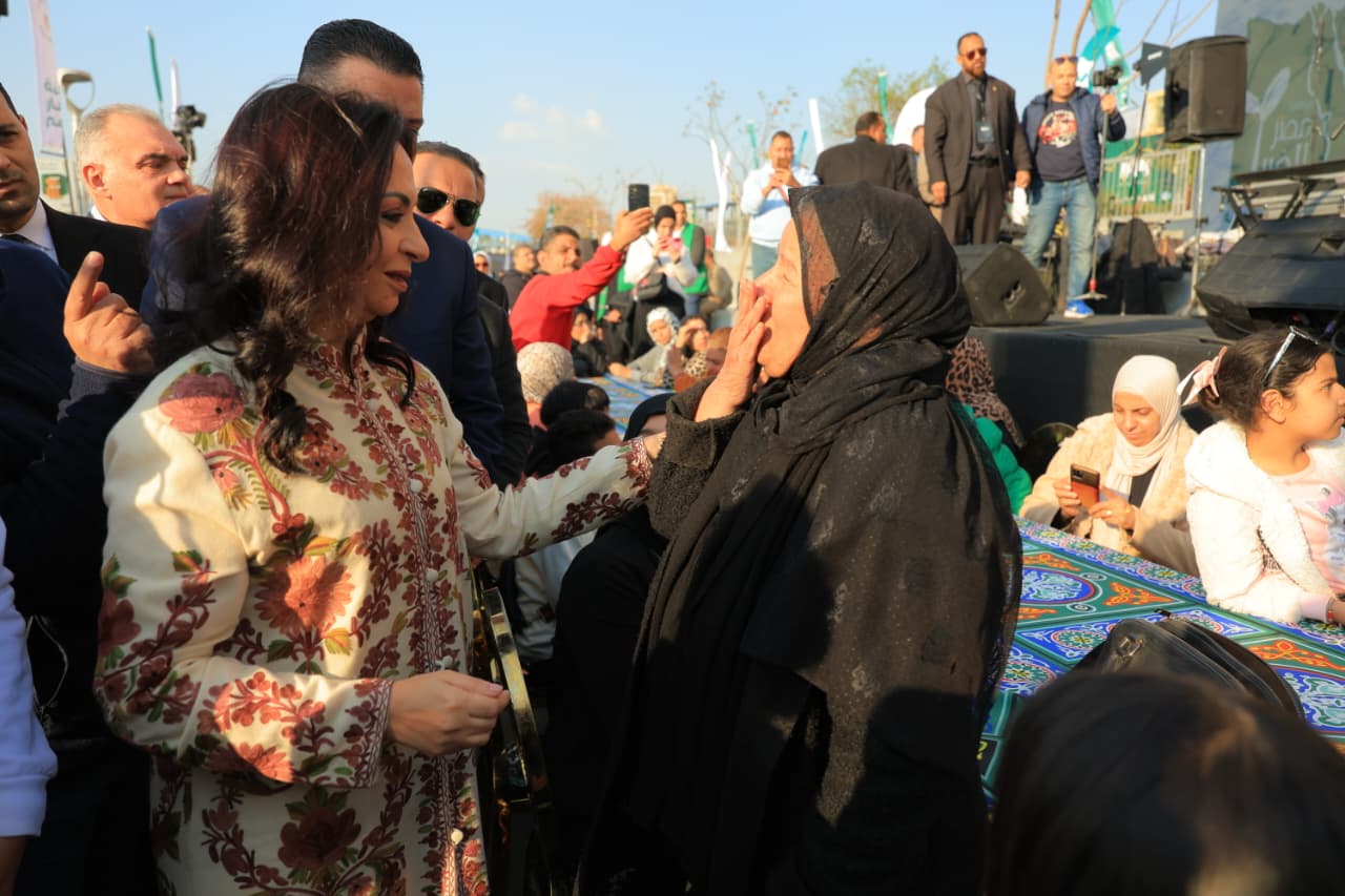 وزيرة التضامن الاجتماعى مع الأهالى