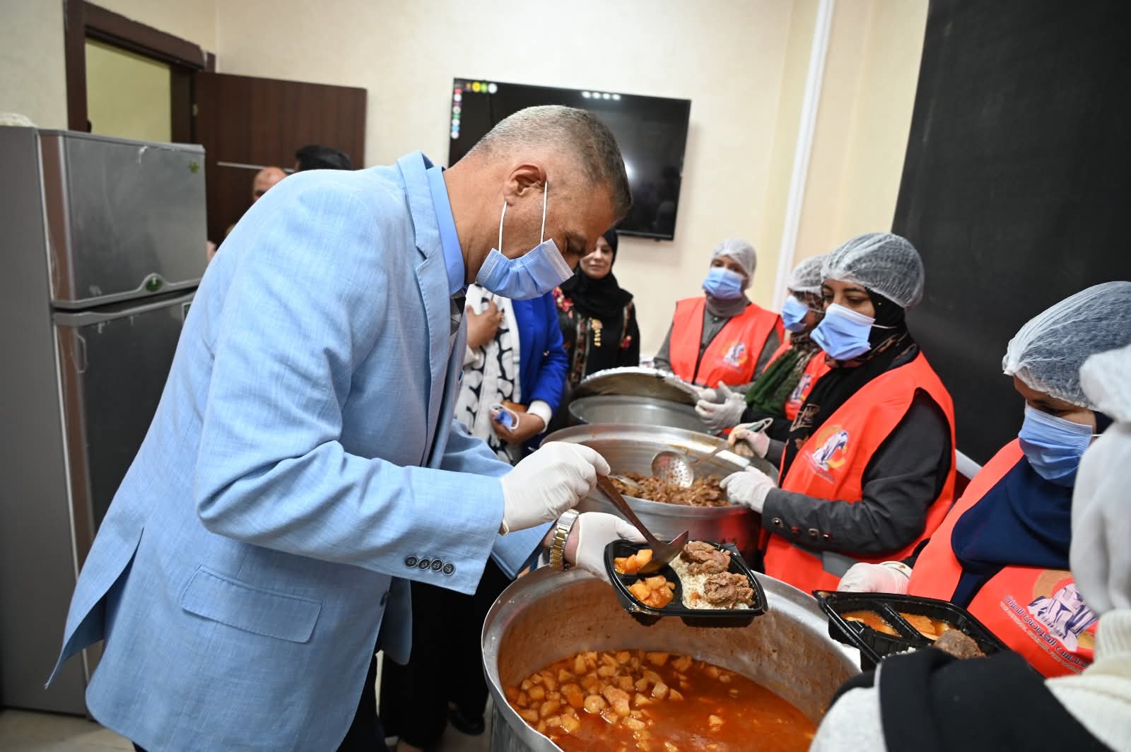 محافظ جنوب سيناء مع العاملين بمطبخ المرأة المصرية