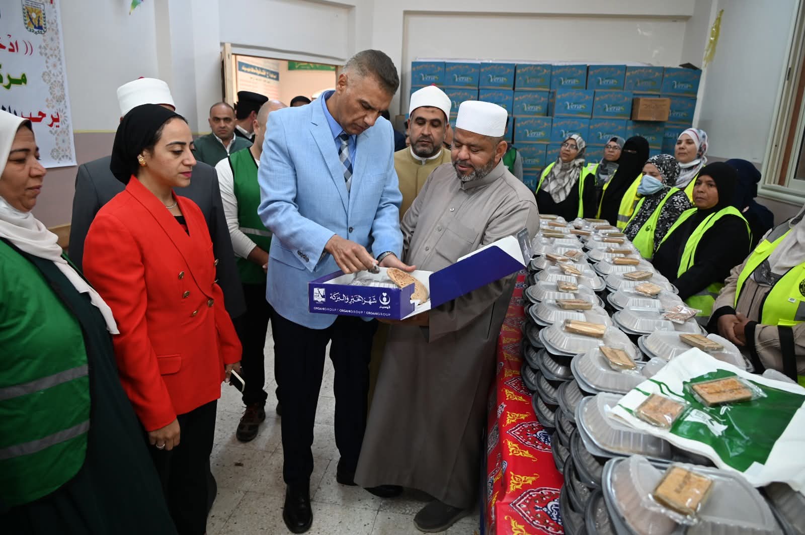 محافظ جنوب سيناء اثناء تفقد الوجبات الغذائية (2)