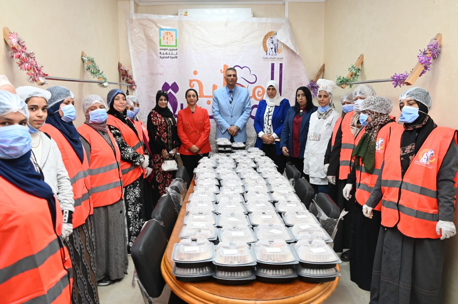 محافظ جنوب سيناء اثناء تفقد الوجبات الغذائية