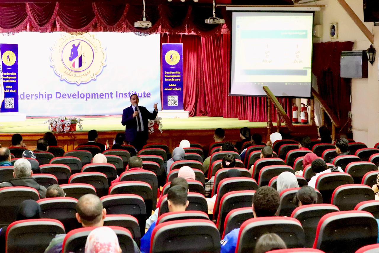 الدكتور عمرو عثمان يجرى حوارًا مفتوحًا مع طلاب الجامعات  ويستعرض أساليب علم الوقاية