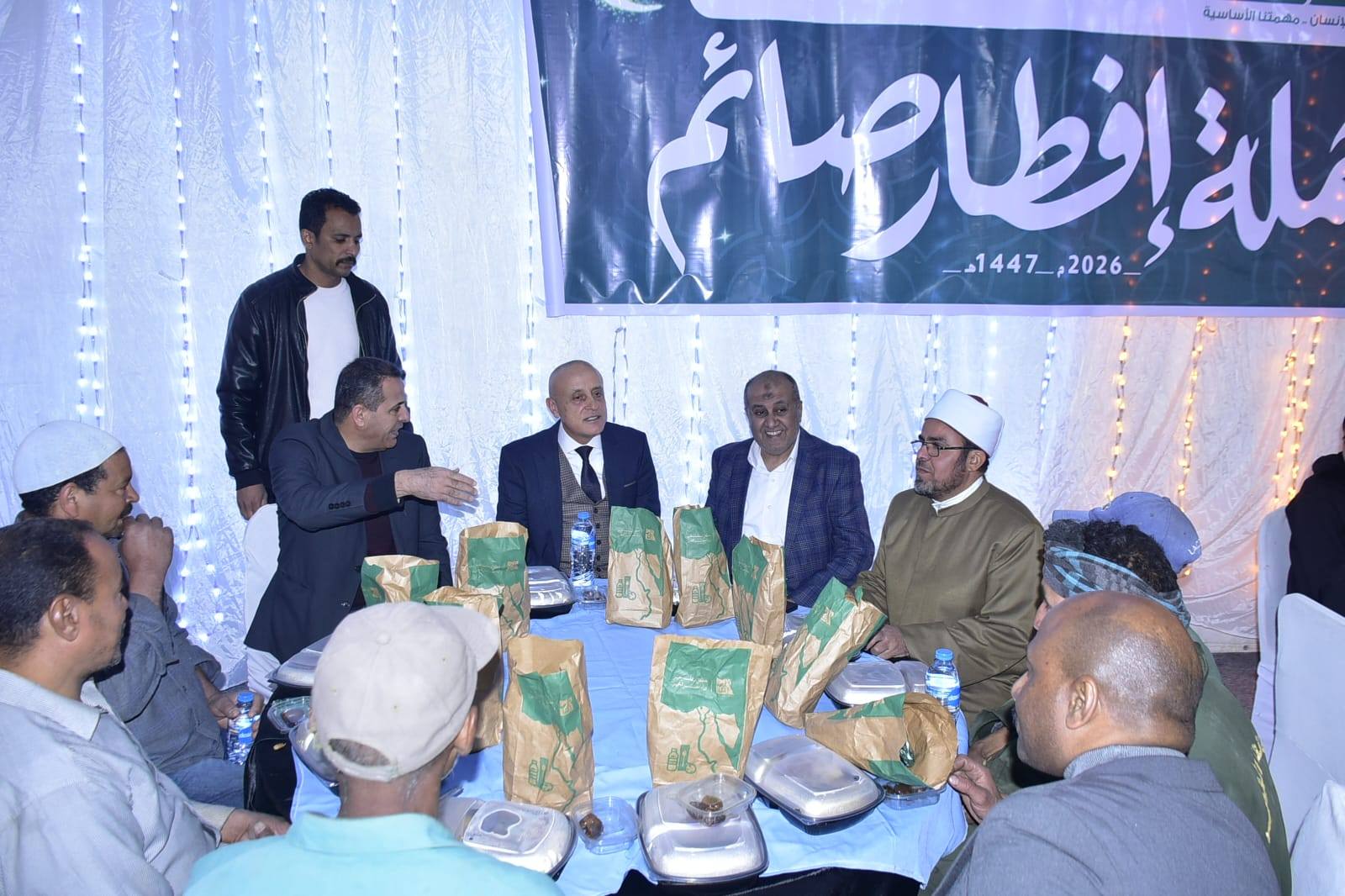 محافظ الأقصر يشارك عمال النظافة إفطارهم الجماعي بساحة سيدي أبو الحجاج