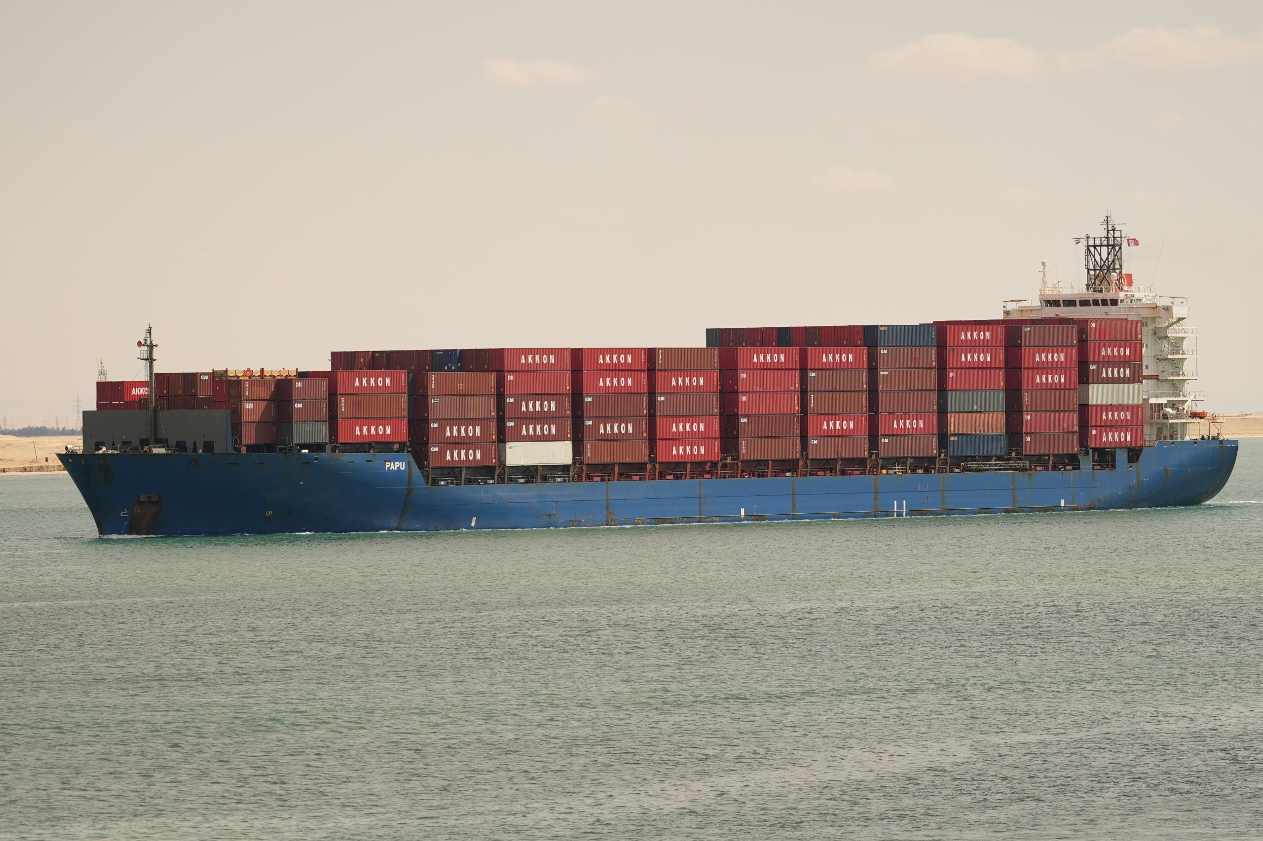 مرور السفن عبر قناة السويس