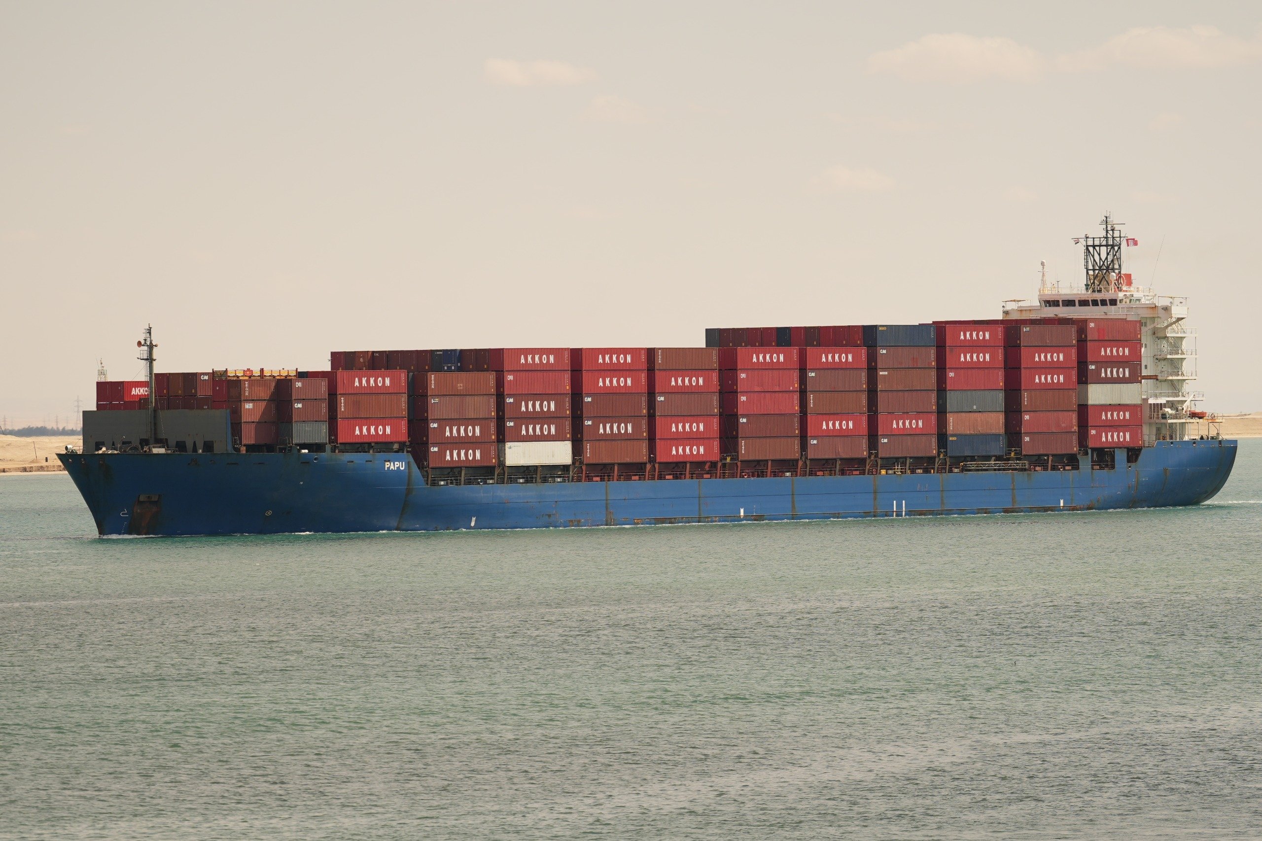 مرور السفن عبر قناة السويس