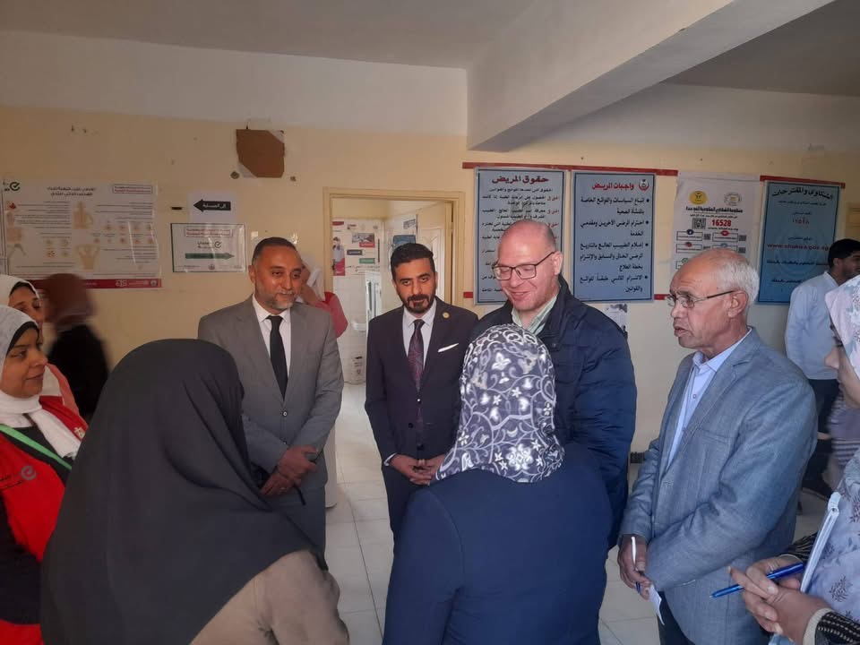 حديث مع المسئولين في نخل 