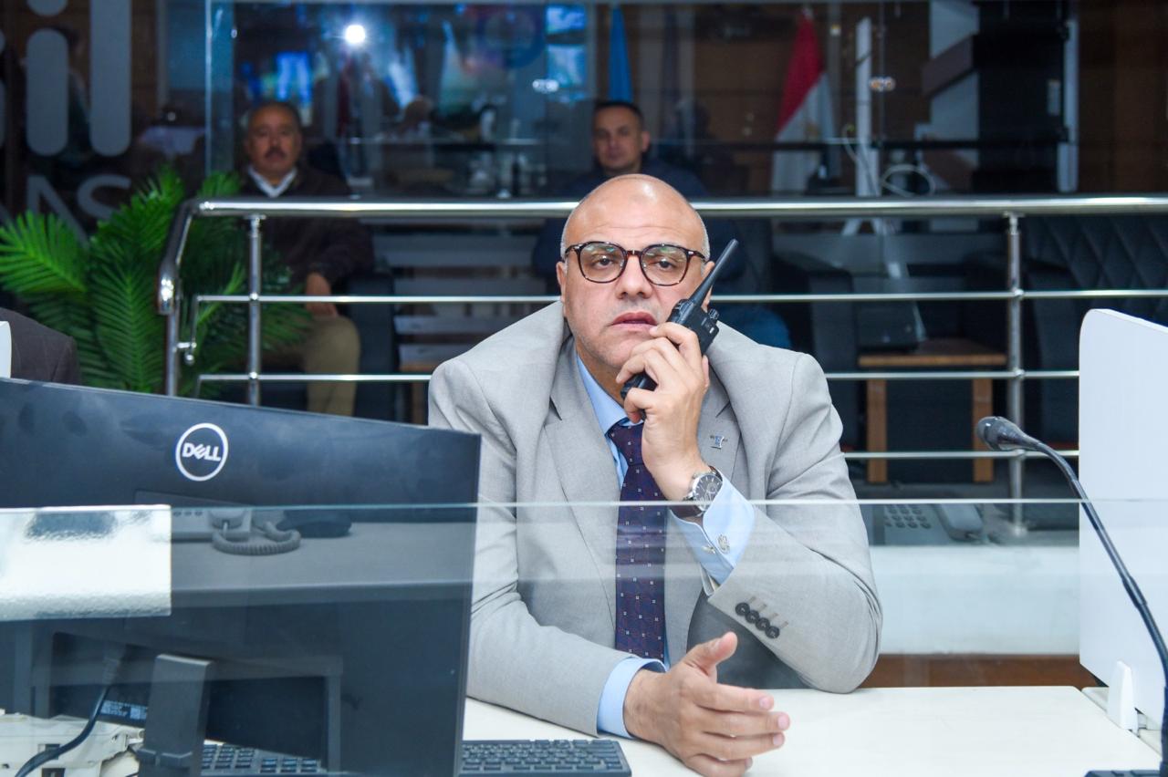 المحافظ داخل مركز السيطره