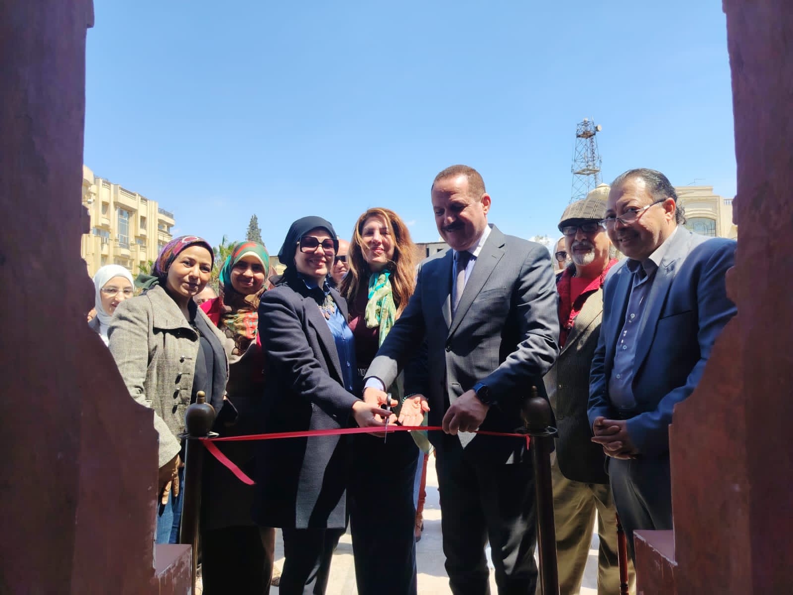 أثناء افتتاح المعرض