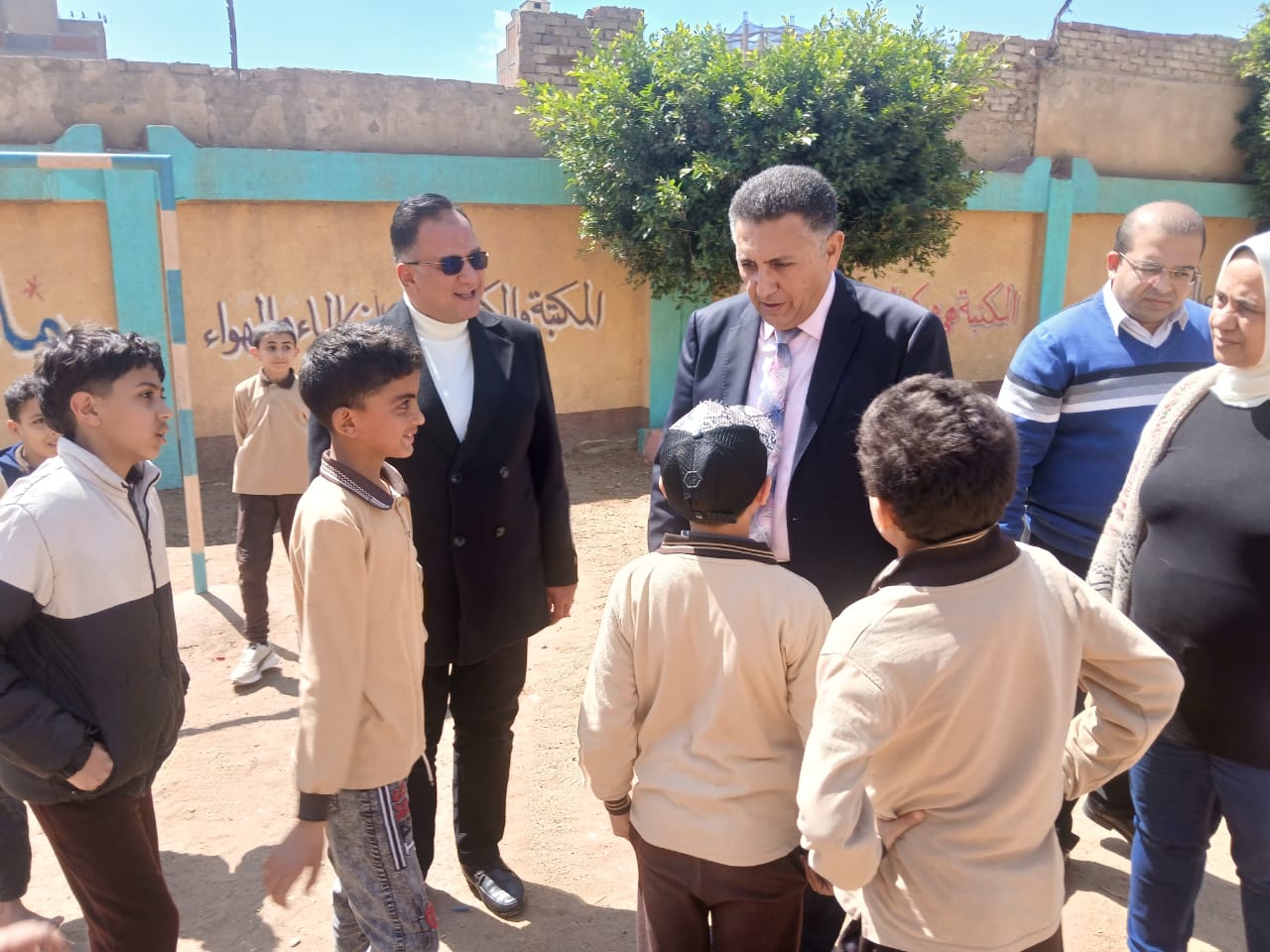 المحافظ مع طلاب المدارس