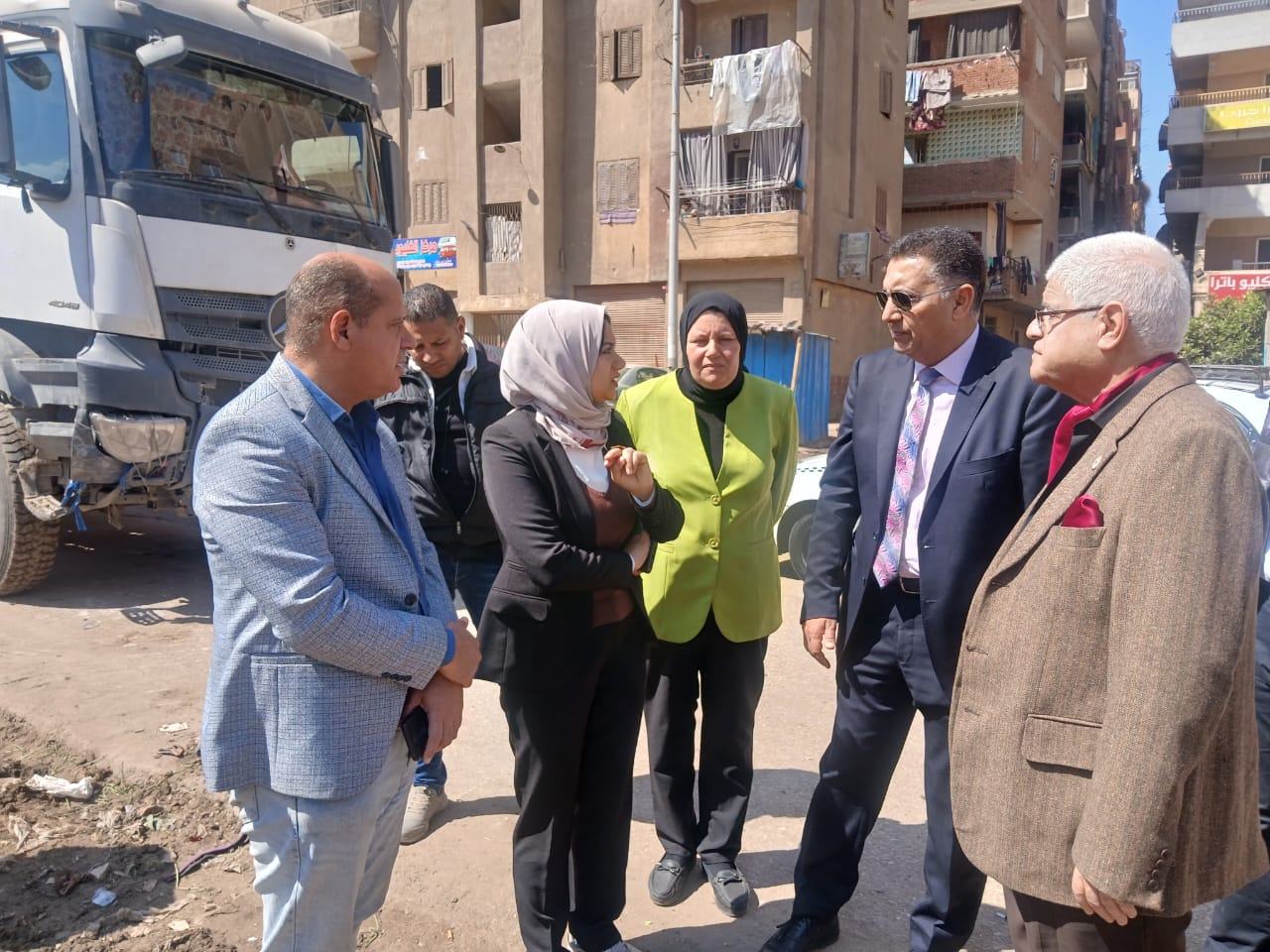 محافظ القليوبية خلال الجولة