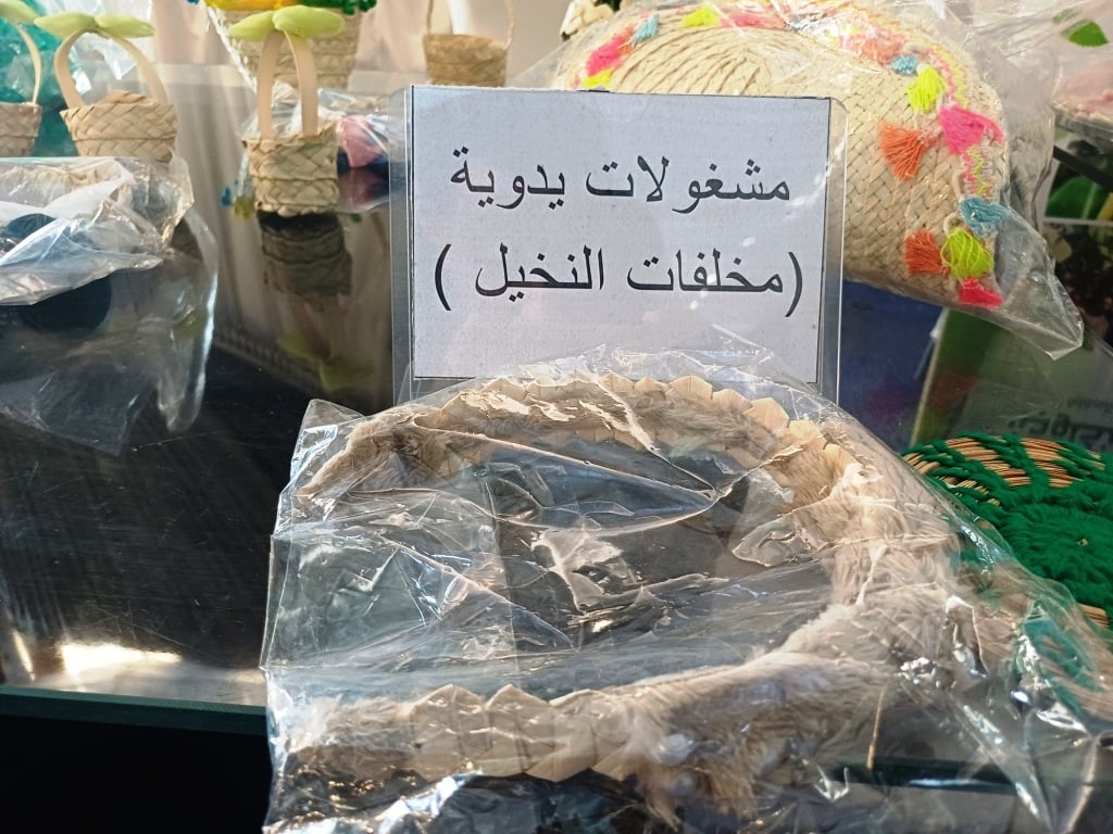 مشغولات يدوية من النخيل مشغولات يدوية من النخيل