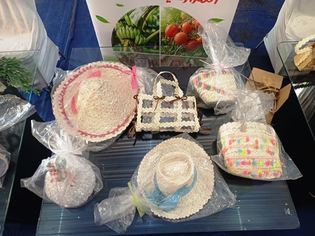 جانب من المشغولات اليدوية جانب من المشغولات اليدوية