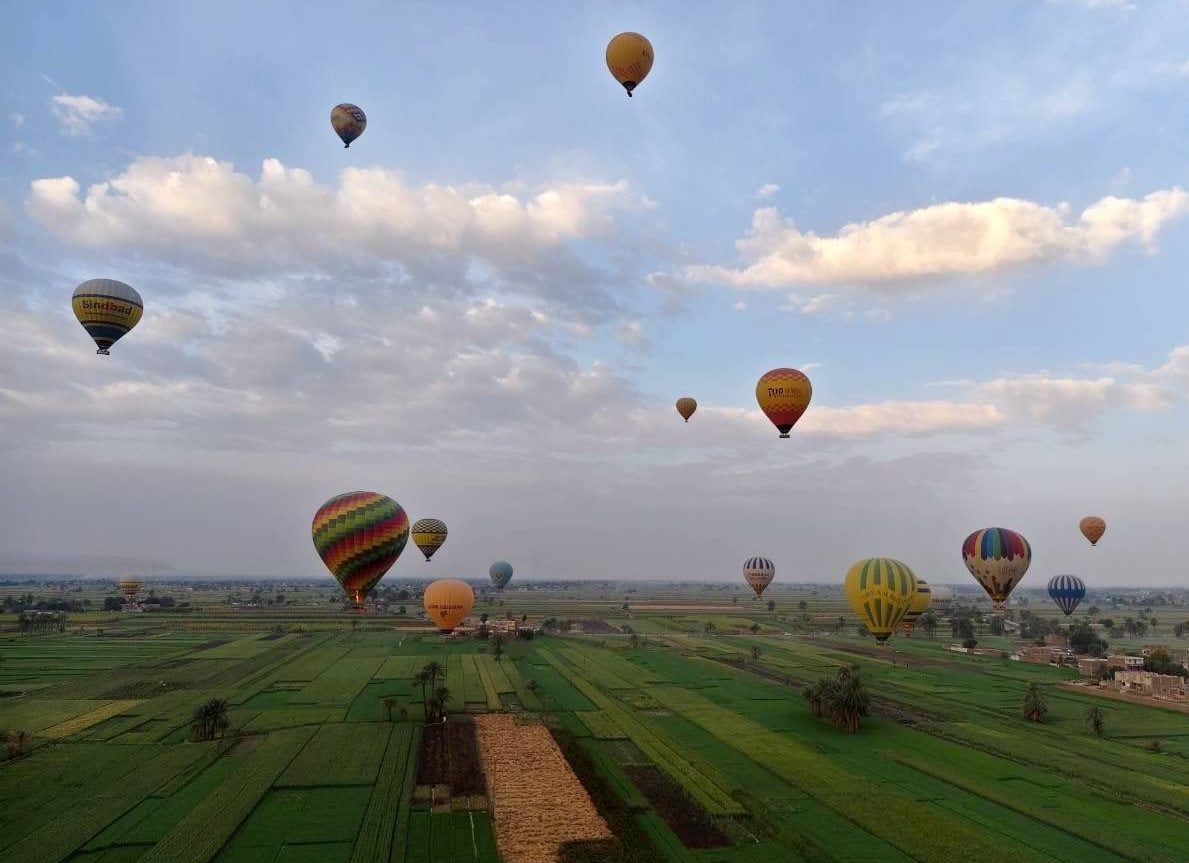 سحر رحلات البالون الطائر خلال التحليق بالسماء