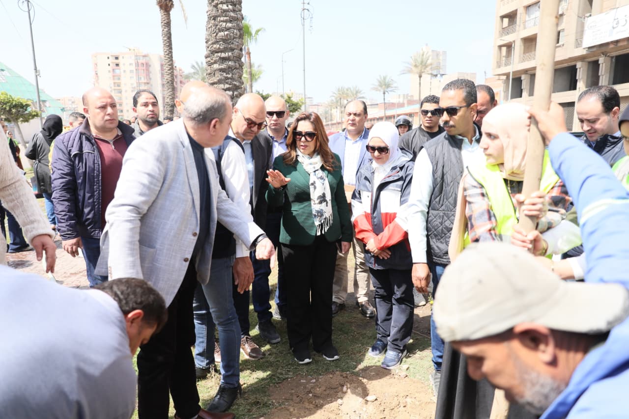 وزيرة التنمية المحلية والبيئة خلال الجولة وزيرة التنمية المحلية والبيئة خلال الجولة